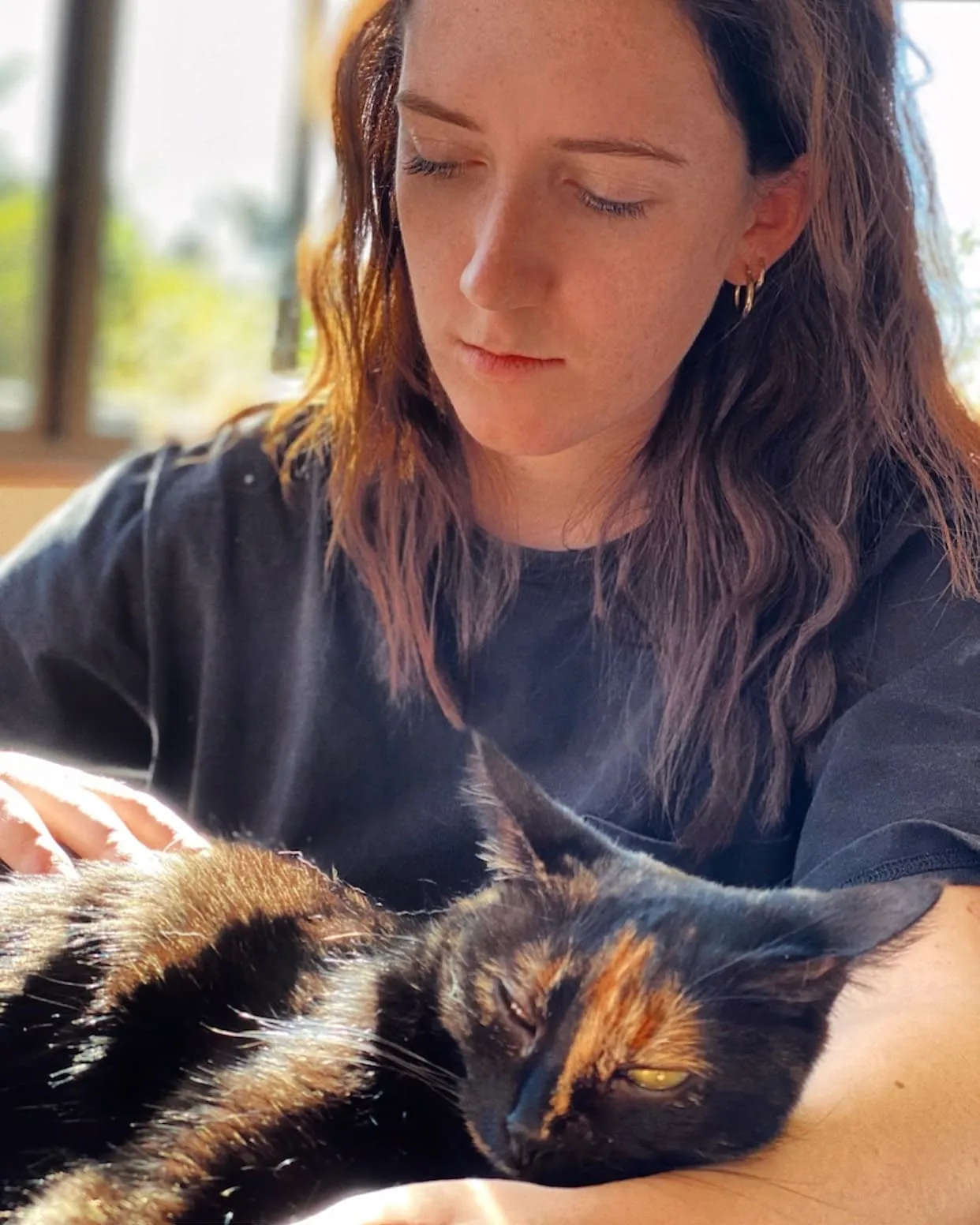 Julianne en consultation avec un chat