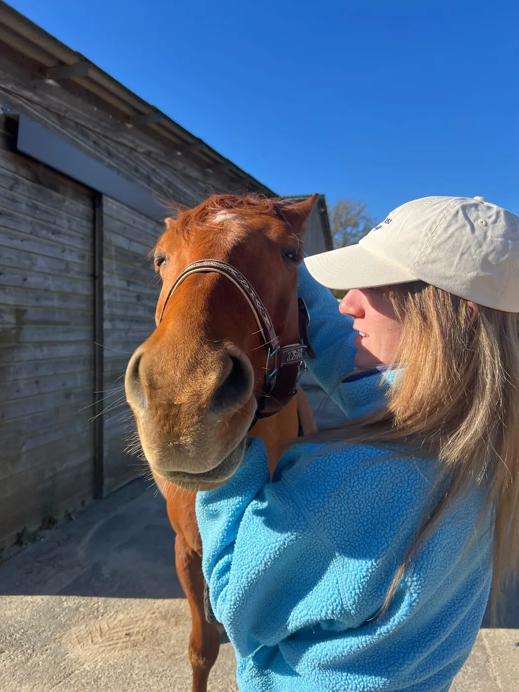 Julianne complice avec un cheval